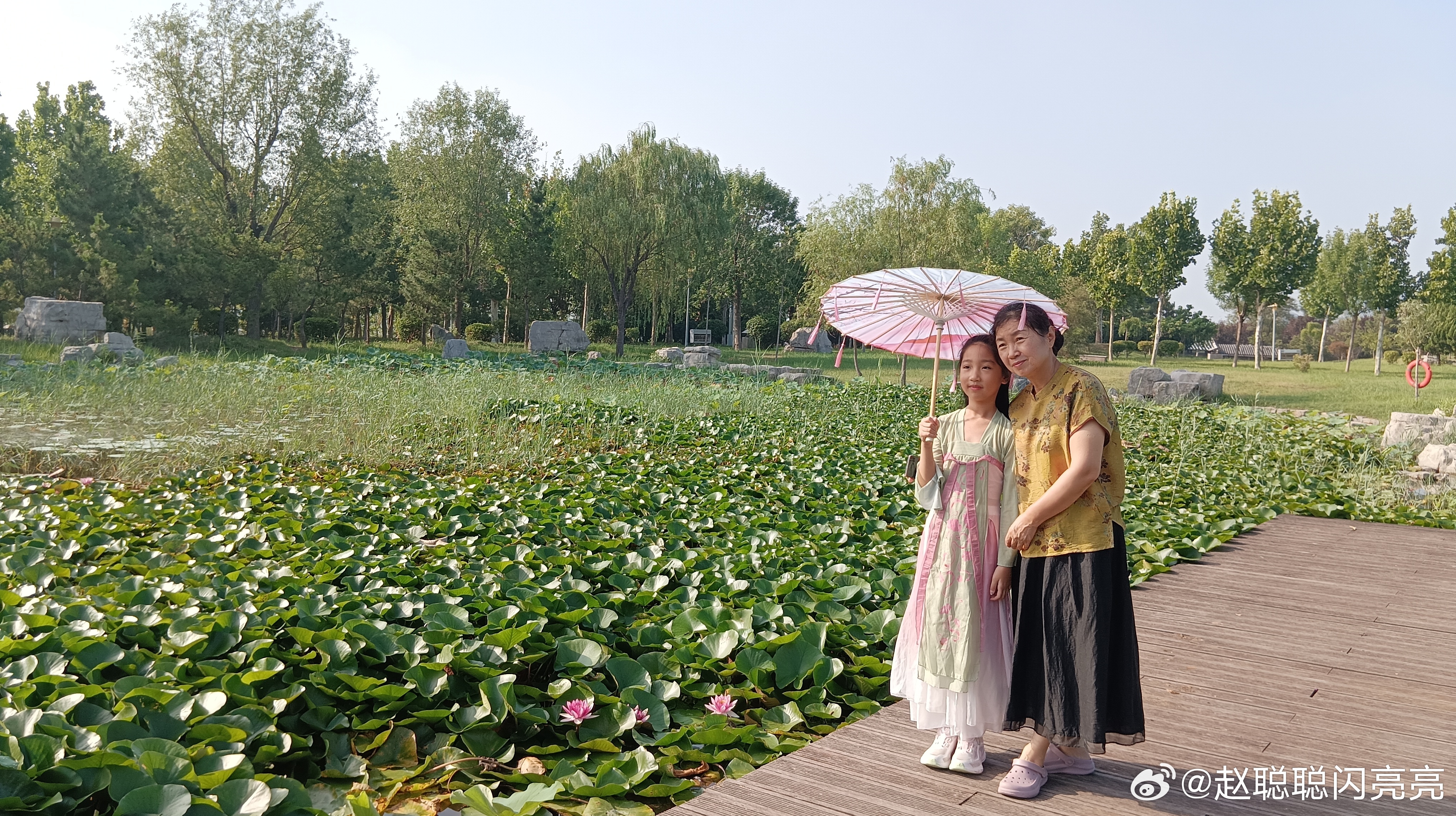 我跟我妈说:“晚上我看孩子，你和我爸去看电影吧，我给你们买票，最近沈腾有个片子挺好”。
   我妈抬眼看了看我，语气里带着些许受宠若惊，赶忙答:“哎呀不用不用”，想了想又问:“怎么个好法?” 我想了一会儿，不知该怎么回复。或许这片刻的沉默让她觉得我有些不耐烦，遂答，“过不了小半年电视上就 ​