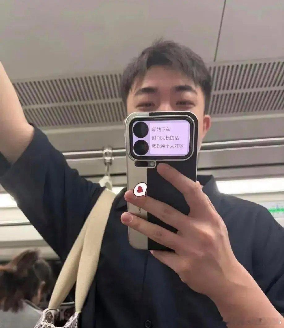 终于看见这种双屏手机的妙用了 ​