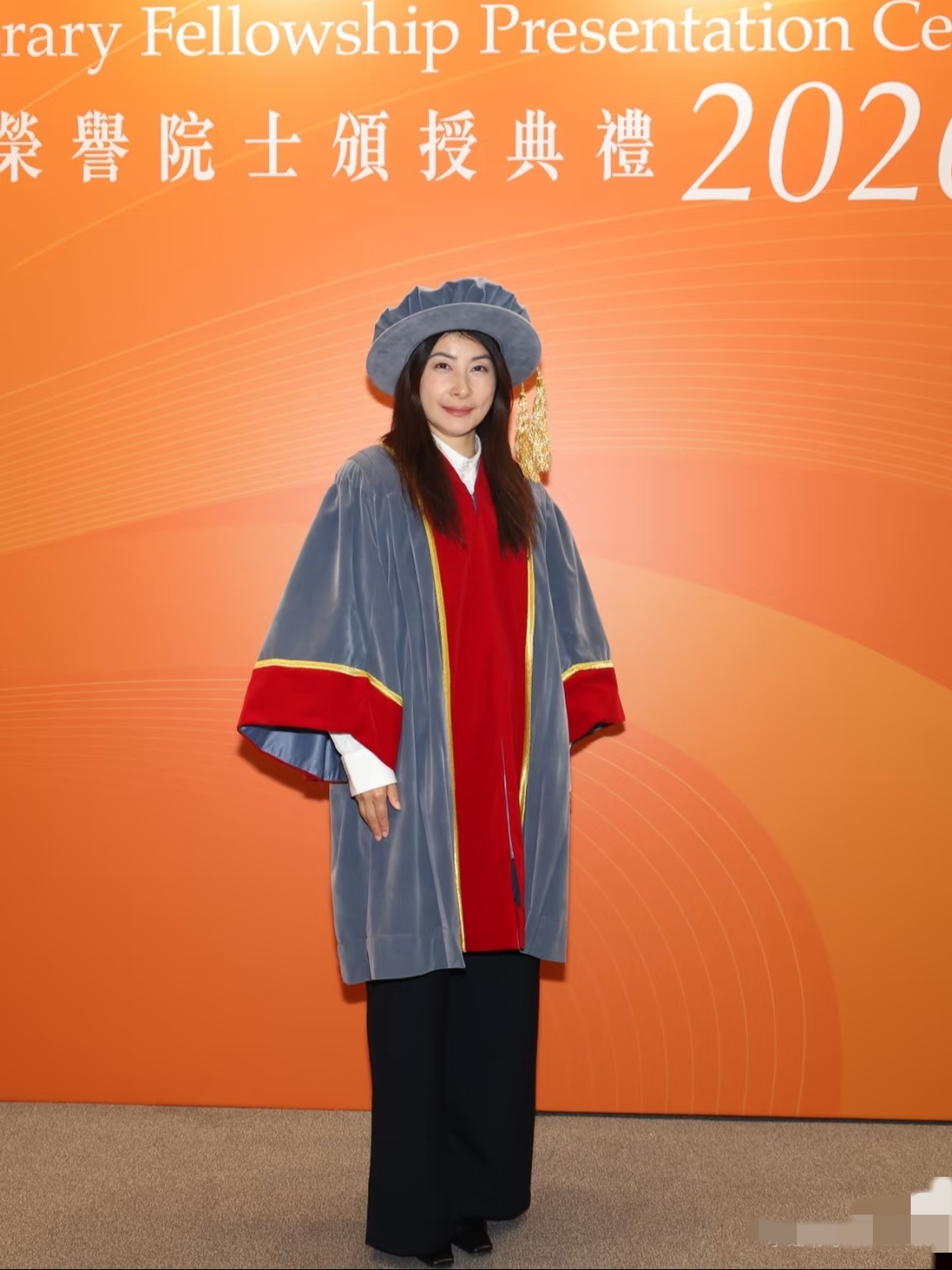 郭晶晶最新荣誉，获得岭南大学荣誉院士的头衔！这是份荣誉，足以说明她的成功，她自己本来的学历也不差，人大的本科和硕士，当年她和霍启刚在一起后，没有急着谈婚论嫁，而是又选择去英国深造，她真的很聪明，能当世界冠军的人，身体和头脑都是顶级的，自己的价值高了，走到哪里，别人都高看你一眼，她公公当年在她婚礼上，