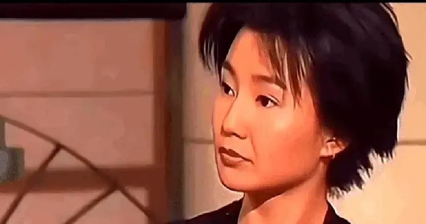 谁能想到，几十年前的访谈节目尺度能大到这种地步，主持人竟然当众逼问张曼玉敢不敢接拍三级片

换作现在的女演员估计早冷脸走人了，可张曼玉连磕巴都没打，干脆利落甩出两个字，可以

旁边坐着的张国荣不仅没避嫌，反而红着脸笑着追问，那些镜头到底能不能让观众看

张曼玉顺势打趣说不如咱们两边一起看，吓得一旁的