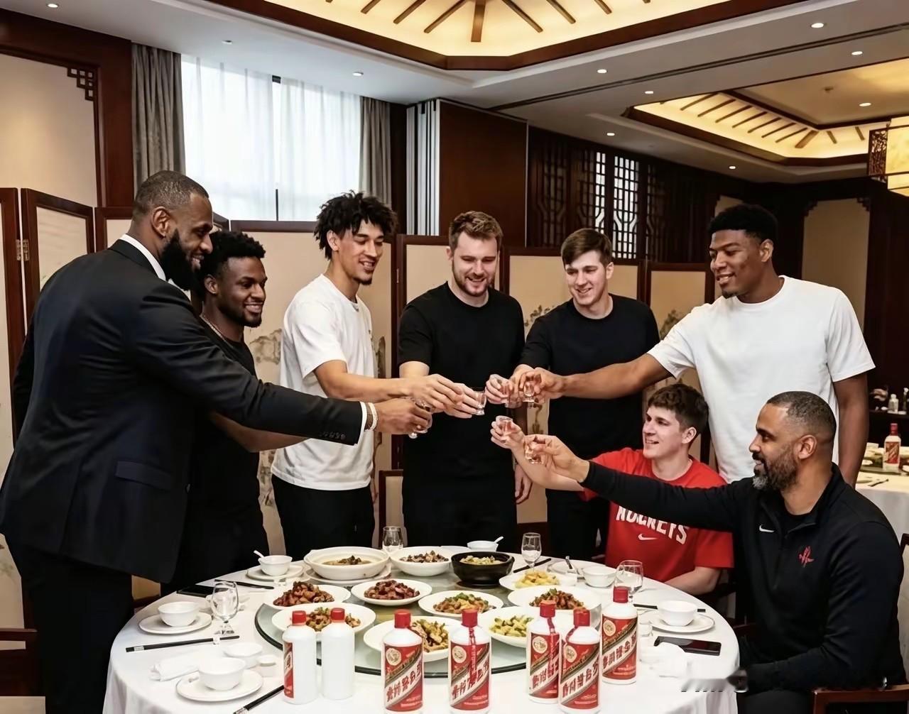 《惊天魔咒！火箭三杀触发NBA集体跪拜仪式》  前方速报：在火箭以“休...