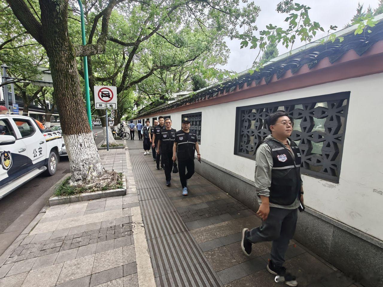 6月8日下午，宁波镇海区40名雄镇义警志愿者正式上岗，开启首次护考行动...