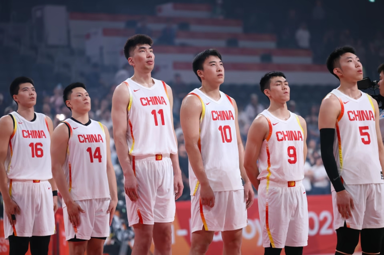 亚运三连胜！中国男篮小组头名强势出线
 
赛场烽烟再起，少年锐气昂扬。亚运会男篮小组赛落幕，中国男篮交出三战全胜的亮眼答卷，以小组头名的身份挺进下一阶段赛事，用一场场扎实的胜利，点燃赛场热血。
 
小组赛征程里，每一场对决都是一次磨砺。队员们在球场上默契传接、果断突破，篮板拼抢寸步不让，关键时刻稳稳