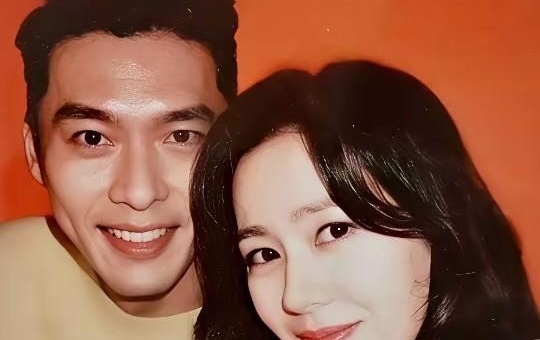 你敢信？一个拿奖拿到手软的女演员，以前连合作男演员电话都不轻易给。她不是摆架子，是太清楚绯闻这东西，比剧组盒饭里的凉米饭还难咽，稍不留神就把多年口碑搅浑。

35岁那年和玄彬合作，片场递剧本、对眼神，观众嗑糖，她心里先过一遍“职业红线”。那会儿她百想影后两座、青龙影后、大钟影后两座、百想视后都拿到，