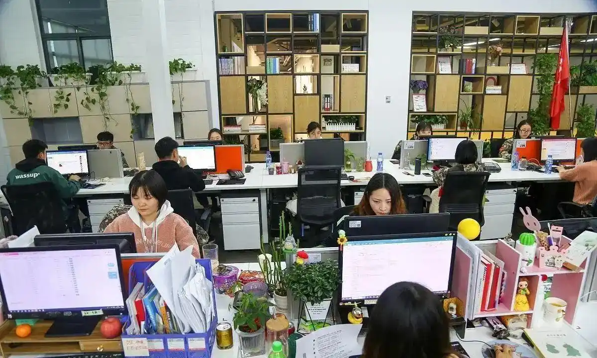 全面双休到底意味着什么？对中国人会有什么影响？9月16日，双休这个词冲上了热搜。很多90后00后以为这是公司新发的福利，可翻翻1995年《国务院关于职工工作时间的规定》，第三条写得清清楚楚：职工每日工作8小时、每周工作40小时。
 
这套制度已经存在了三十年。三十年前就写好的规矩，今天还在讨论怎么落