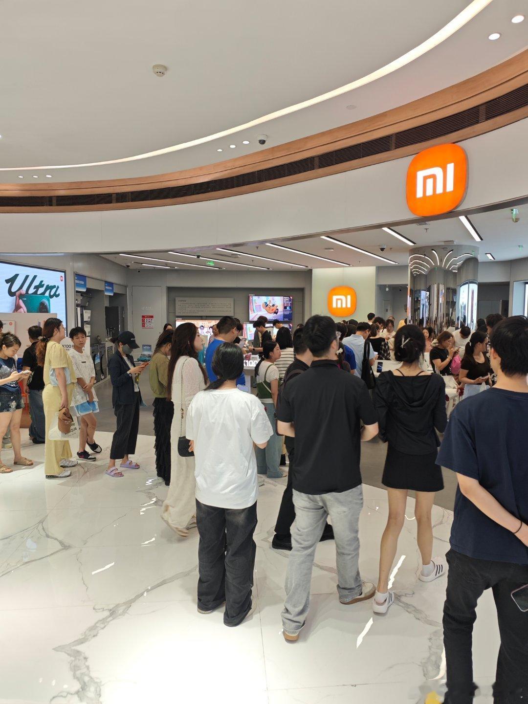 小米之家生意火爆，大家都排队买红米K100Pro ​