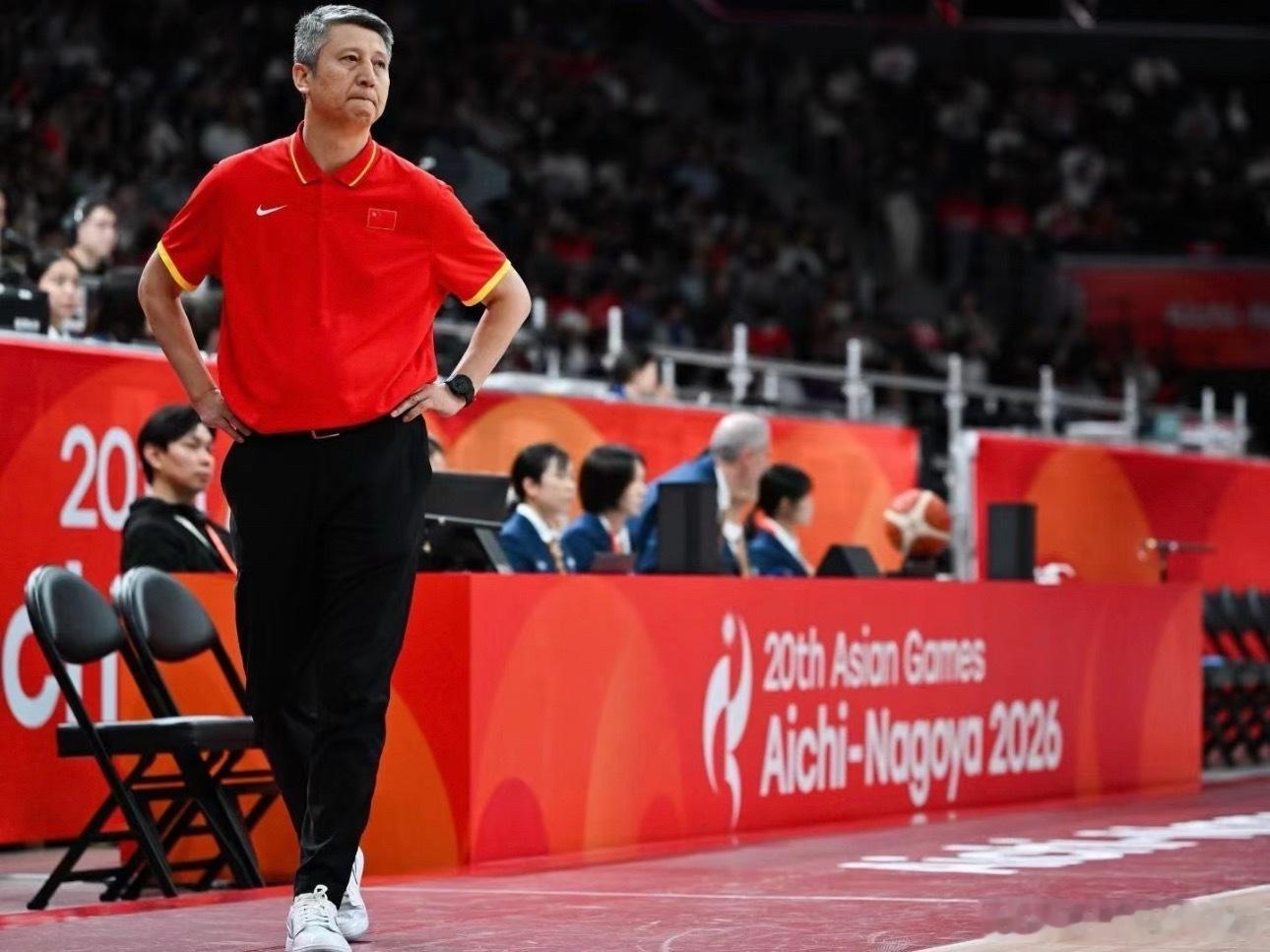 郭士强成首位两输日本的中国男篮主帅该下课的郭士强会被谁接替？男篮输球，赛后舆论压力到了郭士强身上。还记得天津亚锦赛，当时还是少帅的郭士强在家门口带队，决赛被伊朗痛击，遭到了他执教以来最大的舆论风波。这一次郭士强再度接过国家队的教鞭，其实还得鼓足了勇气，毕竟这个位置任何一个国产教练都清楚，做不好的可能性以及风险性都很高。今天20分惨败日本，郭士强该不该下课成了大家讨论的焦点。但是他下课之后，谁来接这个帅位，哪个国产教练还能有信心带好国家队，亦或是敢于直面失败所带来的身败名裂？郭士强确实不适合现阶段中国男篮的主教练，日本已经证明了他们后面无需再拿全主力来碰我们，甚至可能足足让一套首发，咱们都不一定能赢。关键还有韩国这个亚洲对手，咱们这次亚运会还没碰上对面去复仇，就又一次倒下了亚运会决赛大门之外。亚运会对男篮来讲，丢金牌并不会影响中国代表团在奖牌榜的地位，也不会影响中国男篮去世界杯的征程。可摆在眼前的是我们的下限越来越低，不稳定性越来越多。