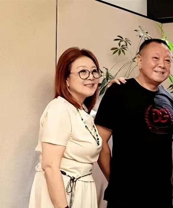 岳父68岁岳母65岁，早就在家过上了闲适的养老生活，而76岁的女婿张艺谋，却还在满世界跑着赶场拍戏。
前些日子陈婷父母聚餐的照片流出来，不少人看傻了眼。
老两口满面红光，穿戴讲究，整个人透着一股不操心的富态，看着比实际岁数年轻一大截。
可反观台前的大导演张艺谋呢？
前段时间在影展露面，身板薄