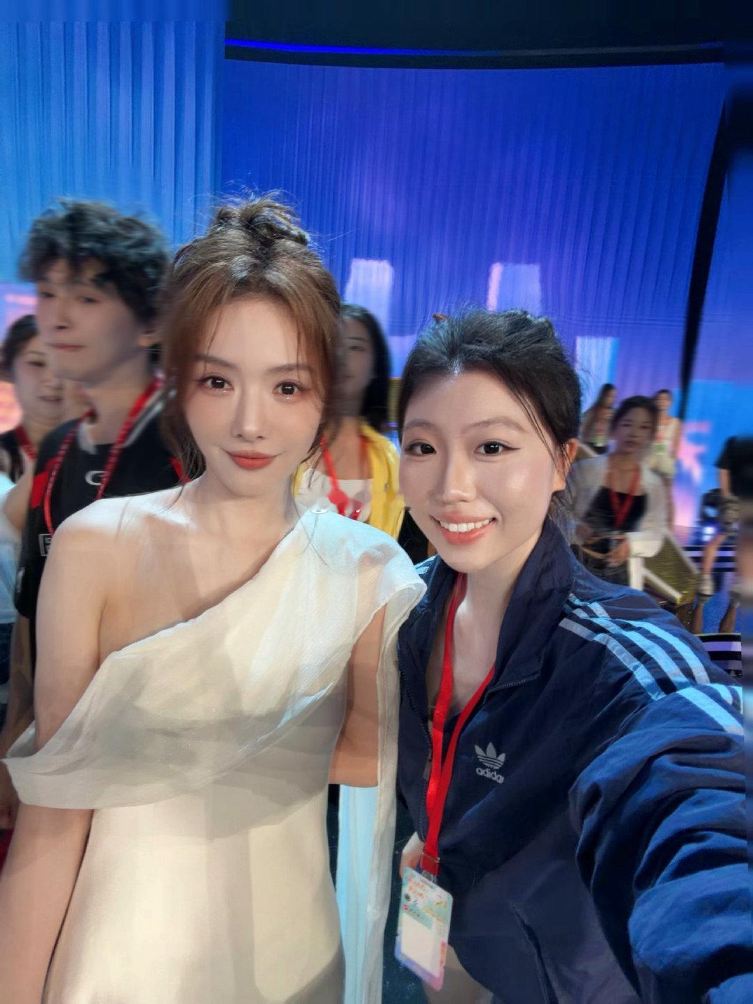 #蔡文静[超话]#  第一次见到老师啊啊真的超级超级萌 期待以后与老师再次合作呀 祝欧尼事业顺利！#蔡文静# ​
