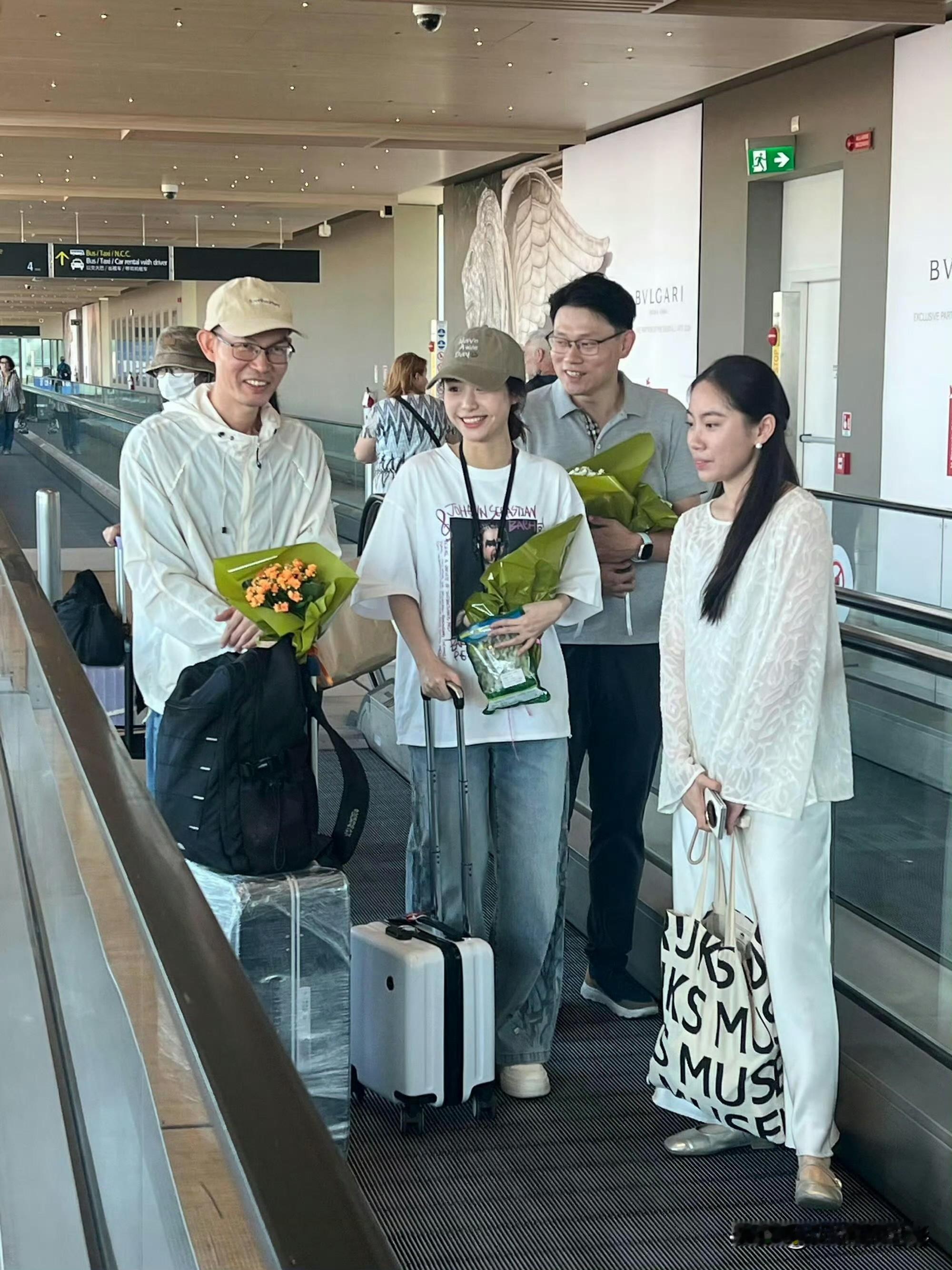 眼看着同组李思潼热度一路暴涨，王晓慧似乎也动了心思，如今跟随《给阿嬷的情书》剧组奔赴威尼斯参加宣传，疑似打算正式踏入圈内。电影爆火淑柔热度顶峰的时候她选择退缩，现在回头看属实可惜。娱乐圈的红利摆在眼前，随便接几单广告，收益就是普通人穷尽一生都难以企及的，也难怪会改变当初不想进圈的想法。王晓慧