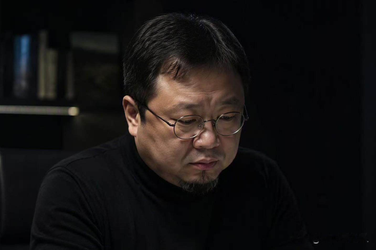 罗永浩最近这件事，看完很有感慨。

在深圳出差加班，他点了一家口碑不错的茶餐厅外卖，一共6份餐，有3份闻着有臭味，食材明显不对劲。

让人意外的是，写到餐厅名字的时候，他停住了，只说了一句，大家都不容易。
网友在评论区追着问店名，罗永浩直接回复：想都不要想。

熟悉罗永浩的都记得，以前他遇到问题，直