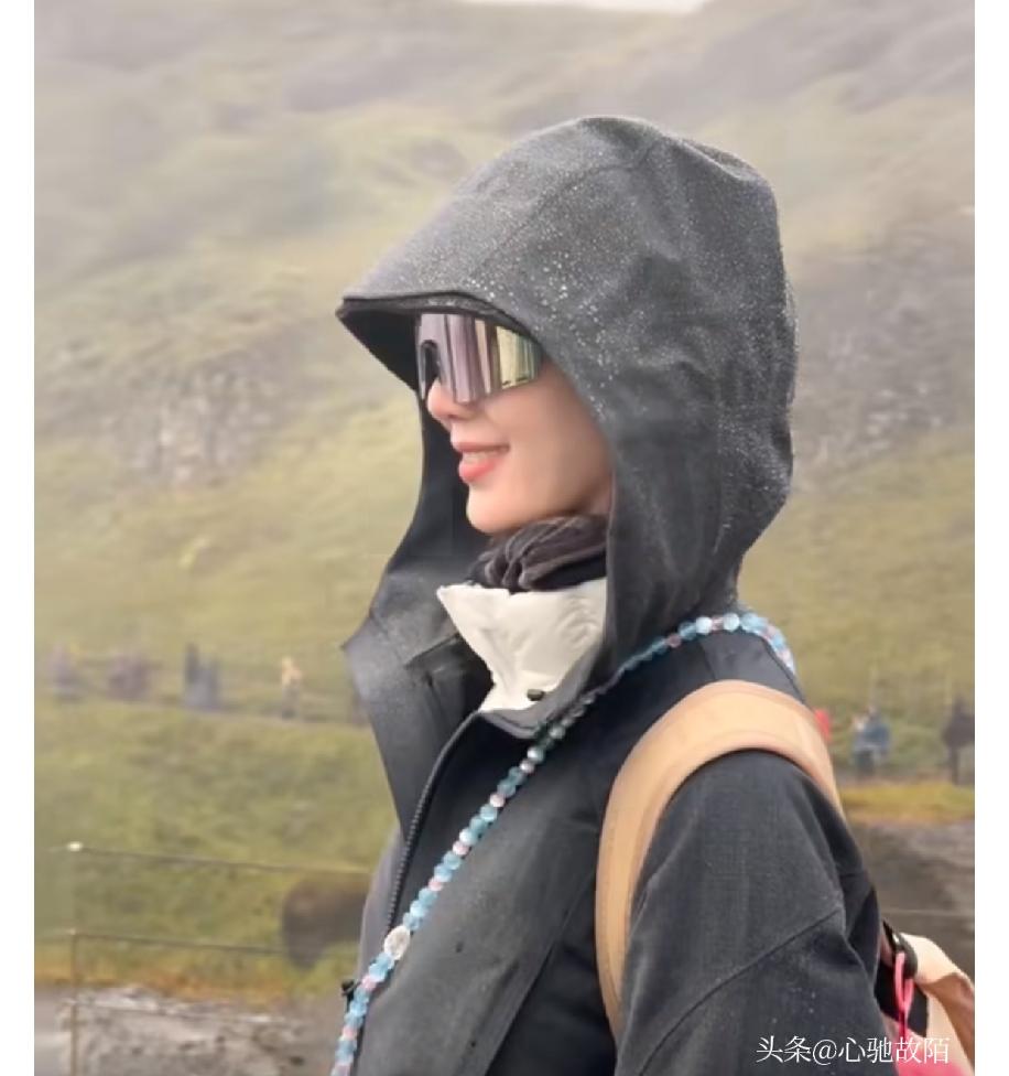 刘诗诗这趟冰岛之行，治好了我的精神内耗
冰岛旷野里，刘诗诗活成了答案

说来也怪，刘诗诗跟冰岛这地方，就像提前对过暗号。那地方什么调性？冷冽、干净、多余的热乎气儿一点没有。她往那一站，天地间忽然就和谐了——人景合一，浑然天成，根本不用修图。

这些年她经历了啥，大伙儿都门儿清。结婚、生娃、作品时灵时