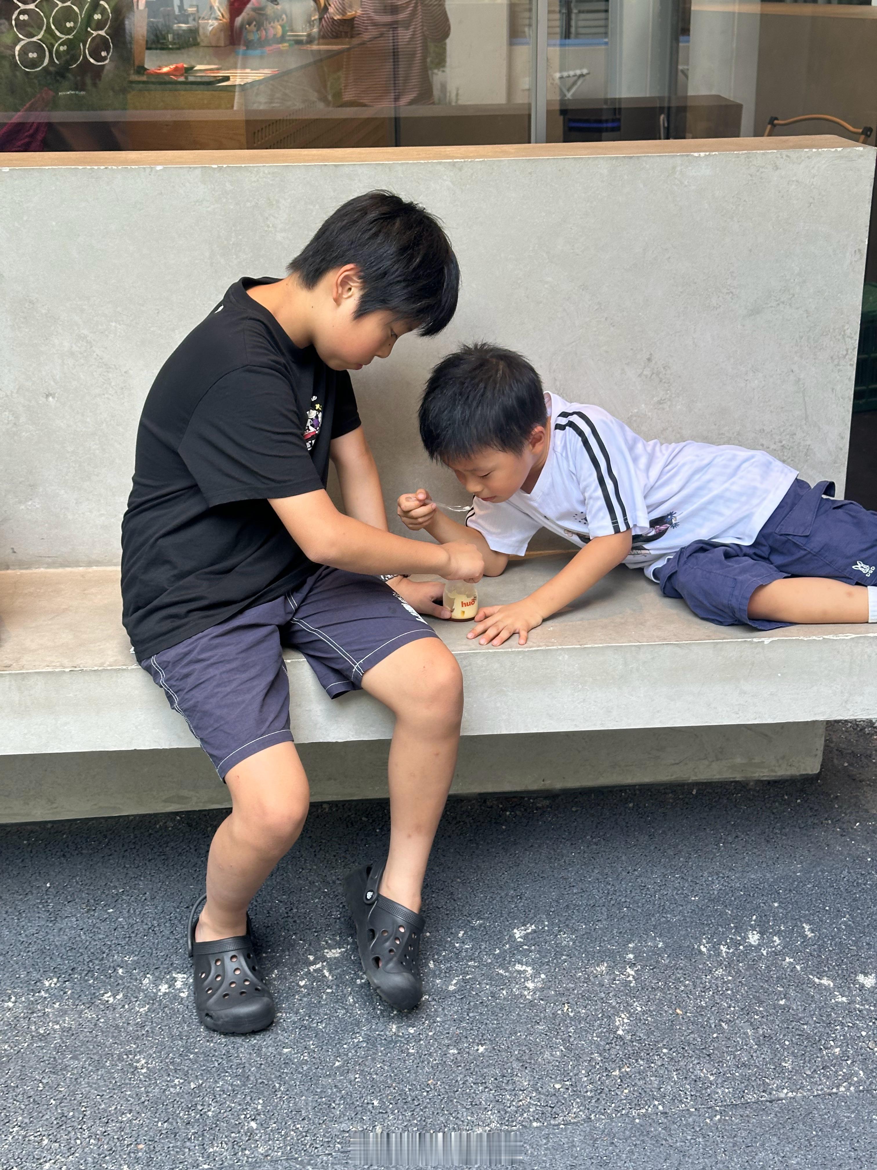 我今天问毛豆为什么拉黑肥恩原来是毛豆在好友圈里发了他用ipad追踪我的位置的视频肥恩在好友圈里看到了跑去给姥姥告状说他玩ipad所以毛豆就删掉了在好友圈里躲在暗处给姥姥告状的肥恩酱 ​​​