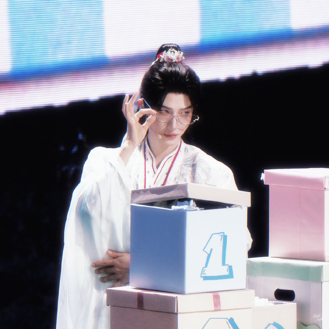 #刘宇宇宙诗人杭州站# 🐳 #刘宇2026宇宙诗人巡演# 

今日摄入糖量超标！！！
“杭州的水甜 还是我甜”

260822 宇宙诗人巡演杭州站
​