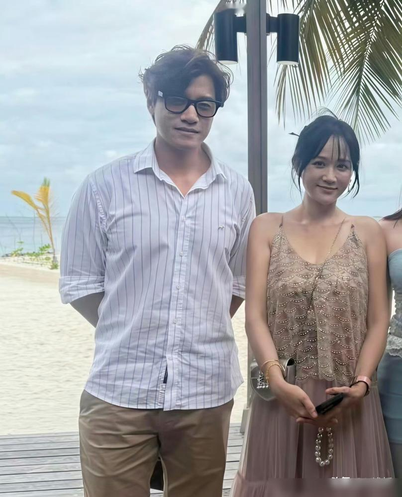 鲨鱼直接撞她脸上了，陈乔恩还在笑。
马尔代夫浮潜，一群鲨鱼贴着她来回窜，有一条甚至怼到她脸上。她老公艾伦就在旁边拍，视频里鱼鳍擦过面镜，她连躲都没躲。
47岁了，结婚四年，没生孩子。两口子满世界飞，今天在海底追鲨鱼，明天可能就在哪个海岛晒太阳。
她管这叫最有趣的体验之一。换别人早吓懵了。
你