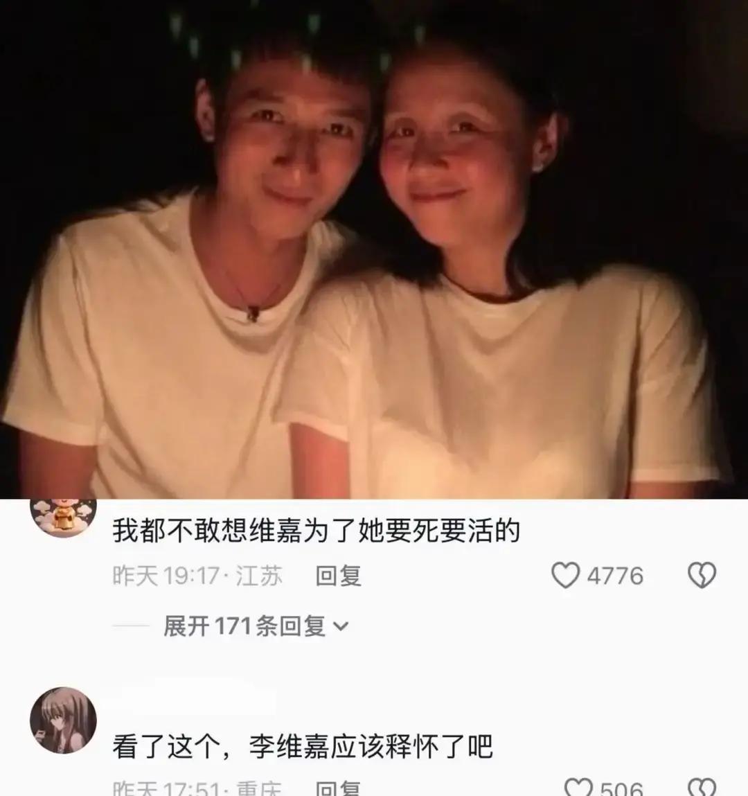 厉娜和许飞别扭了十几年，到头来才看明白，当年真正砍断她前途的那把刀，压根就不是身边姐妹递的。

大家在综艺里看到她俩当面把话说开，才发现娱乐圈的信息差害人有多深。厉娜认定当年是许飞跑去高层那里告状，才害得自己被彻底冷冻。
可真要翻开时间表对一对，这个锅许飞背得属实冤枉。

2008年龙丹妮