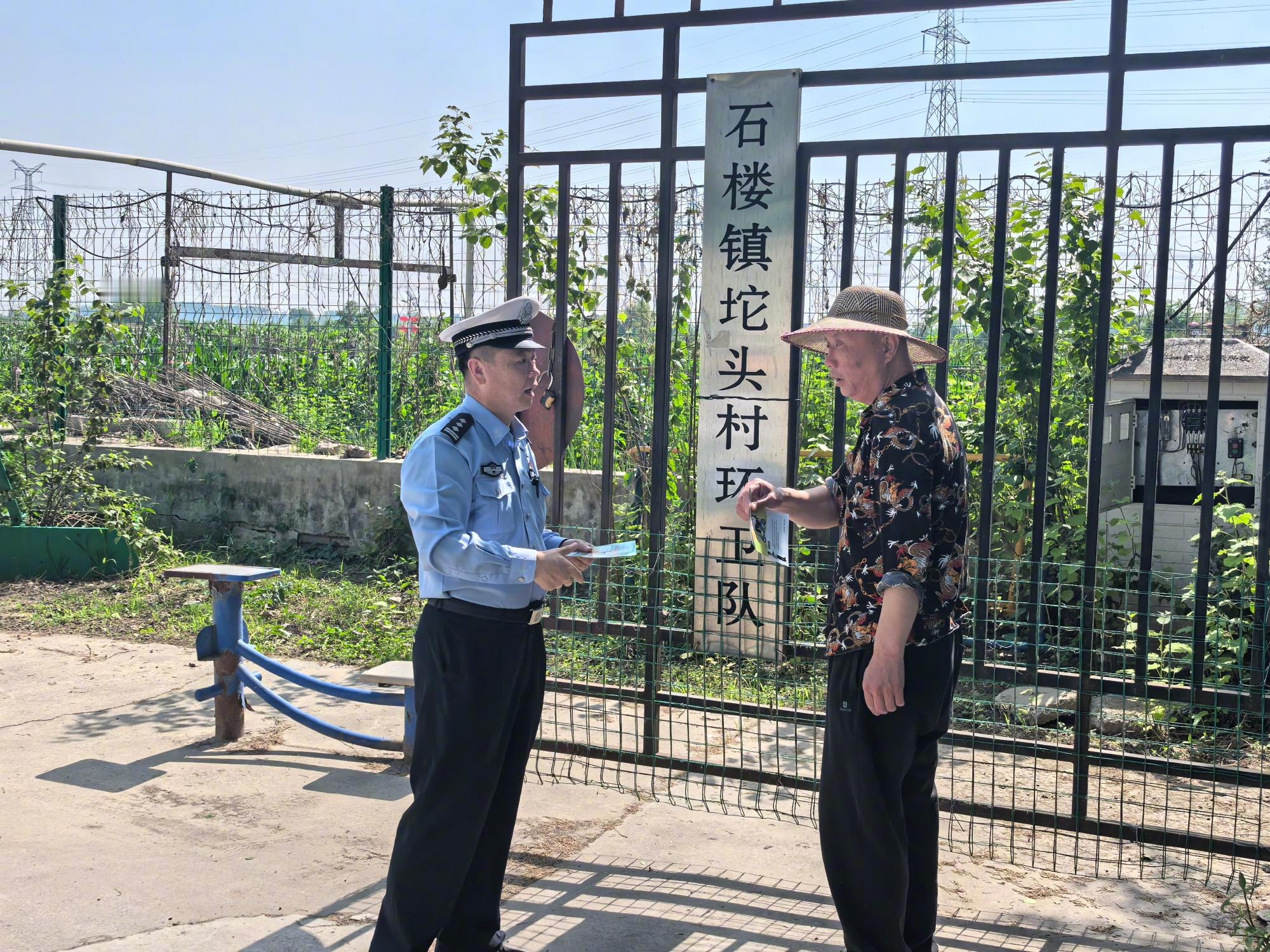近日，房山交通管理支队万宁中队深入石楼镇组织开展交通安全一案一警示工作...