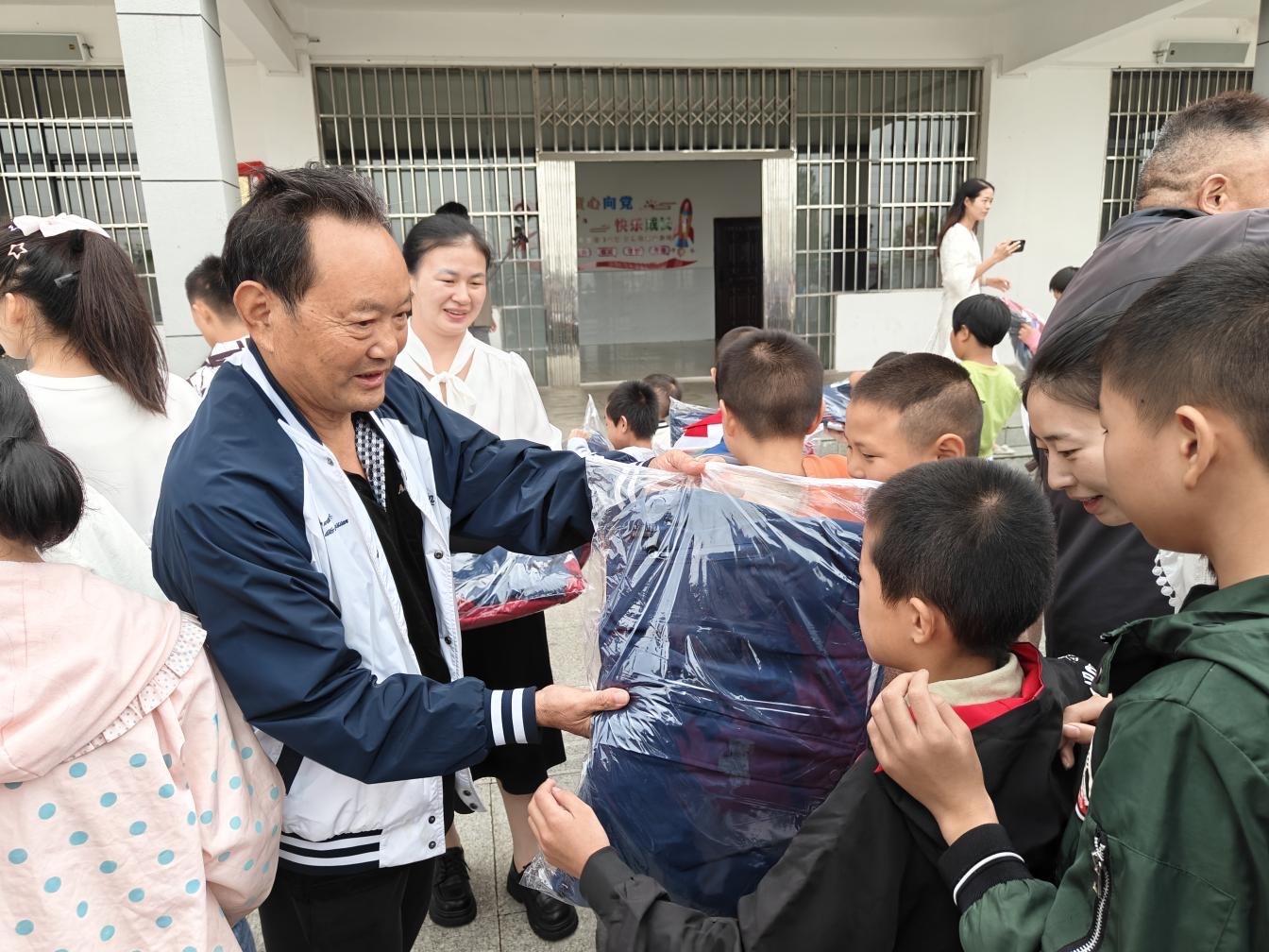 停止资助大二女生被追责、被威胁曝光：我的善良，绝不养贪婪的理所当然

最近，我因为停止资助一名大二女生，被推上了舆论风口。

很多人看到的片段是：我无故断了女生每月1500元的生活费，女生委屈质问、苦苦讨要，甚至有截图流出，让不少人觉得我冷血、出尔反尔。

今天，我不辩解、不卖惨，完整还原整件事的全