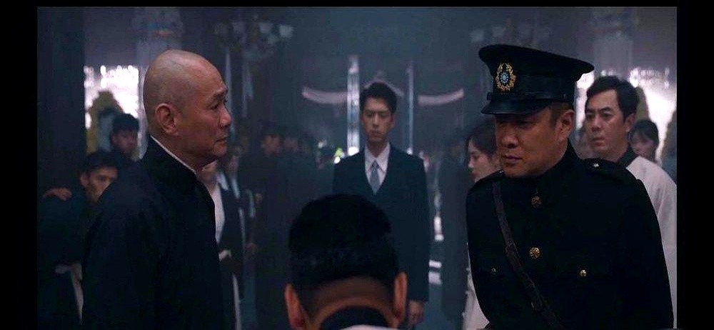 零宣发空降、热搜一个不买，李现这部新剧到底凭什么闷声发大财？

《我不是大师》超点收官，全网有效播放只排到第5，热度看着不温不火，大结局上官诚明死了又活，直接让弹幕炸了锅。

编剧嘴里的“史诗级地狱难度”，硬是被赞助商给买爆了。首播才35个广告，播着播着品牌方疯狂追投，双平台硬生生塞进143个广告，