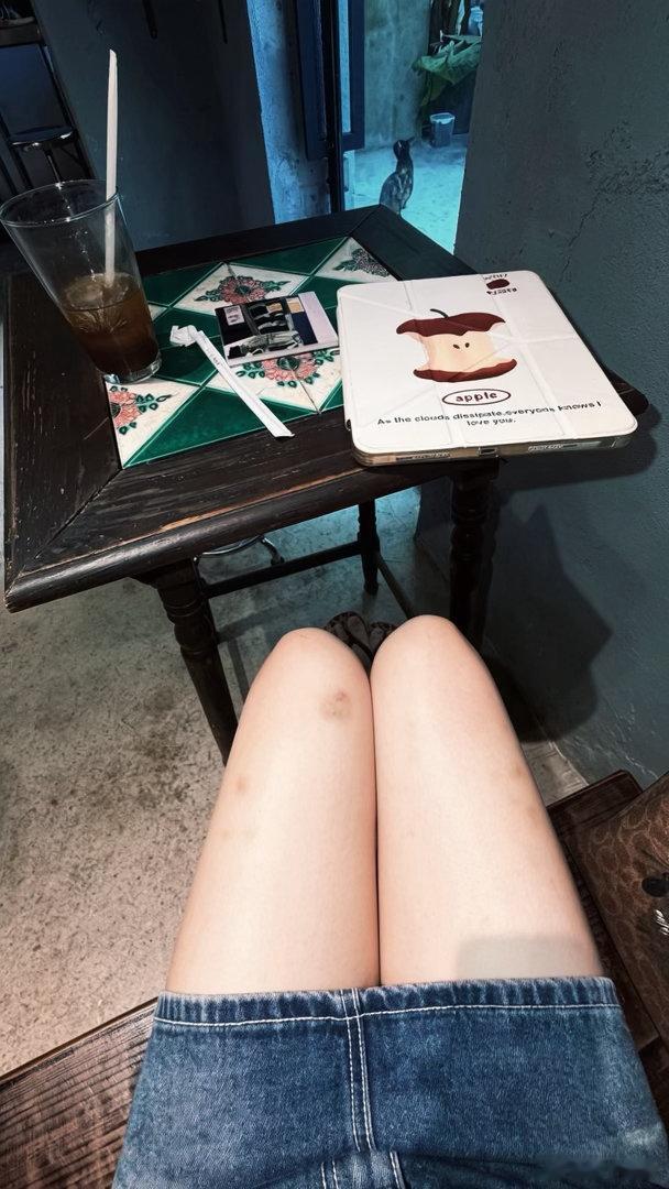今天又做了好人好事，来到之前在健身房的时候，本来想和一个人交替做辅助引体，结果告诉我，他人是男生长发男生还挺有细致的吧，就是鼻子上有很多痘痘，为什么我记得这么清楚呢？因为当时离他实在是太近了，就他当时找来他的应该是韩国的女生朋友就跟我说他最后一组了什么什么的对他从此以后有了印象， ​