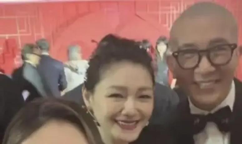 外头为了大S一条裙子到底刷了谁的卡吵得天翻地覆，小S倒好，转头晒了张十几年前的老照片。
那会儿小S办归宁宴，大S整个人端着单反满场跑，跟个专职摄影师一样追着自家妹子，嘴里还一个劲嘟囔：
“我跟你这老公还没混熟呢，你怎么就急着嫁了。”
网上天天有人拿着放大镜去查流水、扒账单，恨不得连衣服领子上的