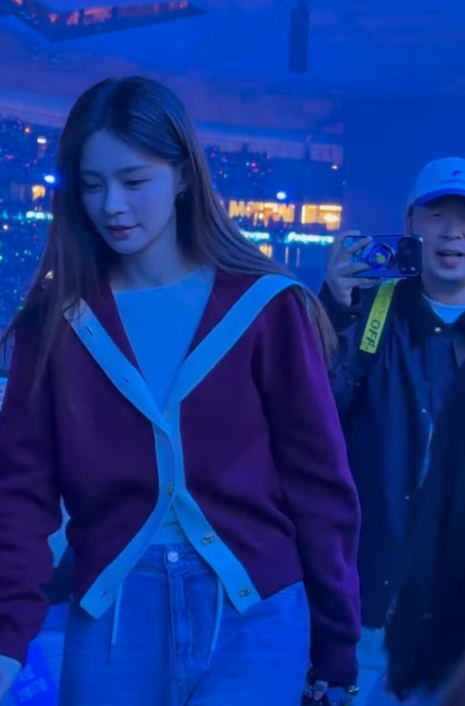 杜海涛沈梦辰也来看阿信和F4了
杜海涛沈梦辰来看恒星之城演唱会了！沈梦辰身穿酒红色针织衫，下搭蓝色牛仔裤，一头长发披肩，本人和电视上一样漂亮。杜海涛头戴鸭舌帽，穿着紫色外套搭配休闲裤，两人在外面被粉丝偶遇，还主动问要不要合影。进场时，杜海涛全程拿着手机拍老婆，不得不说，两人越发般配了。
说起来，杜海