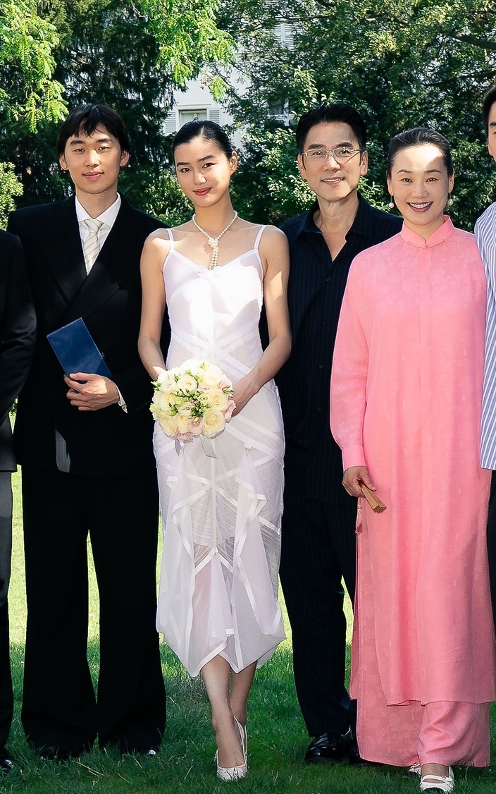 有些玄学，不信不行
林依轮的儿媳陈瑜，
和他老婆西华站在一起，一看就是一家人！不说是婆媳，还以为两人是亲生母女呢，长得真的太像了。

今天，林依轮长子林子濠和模特陈瑜官宣结婚，全家福一出来，评论区都在感叹这事。

林依轮妻子西华穿着一身粉色站在旁边，气质温婉，陈瑜站在她边上，眉眼间的柔和劲儿简直像复