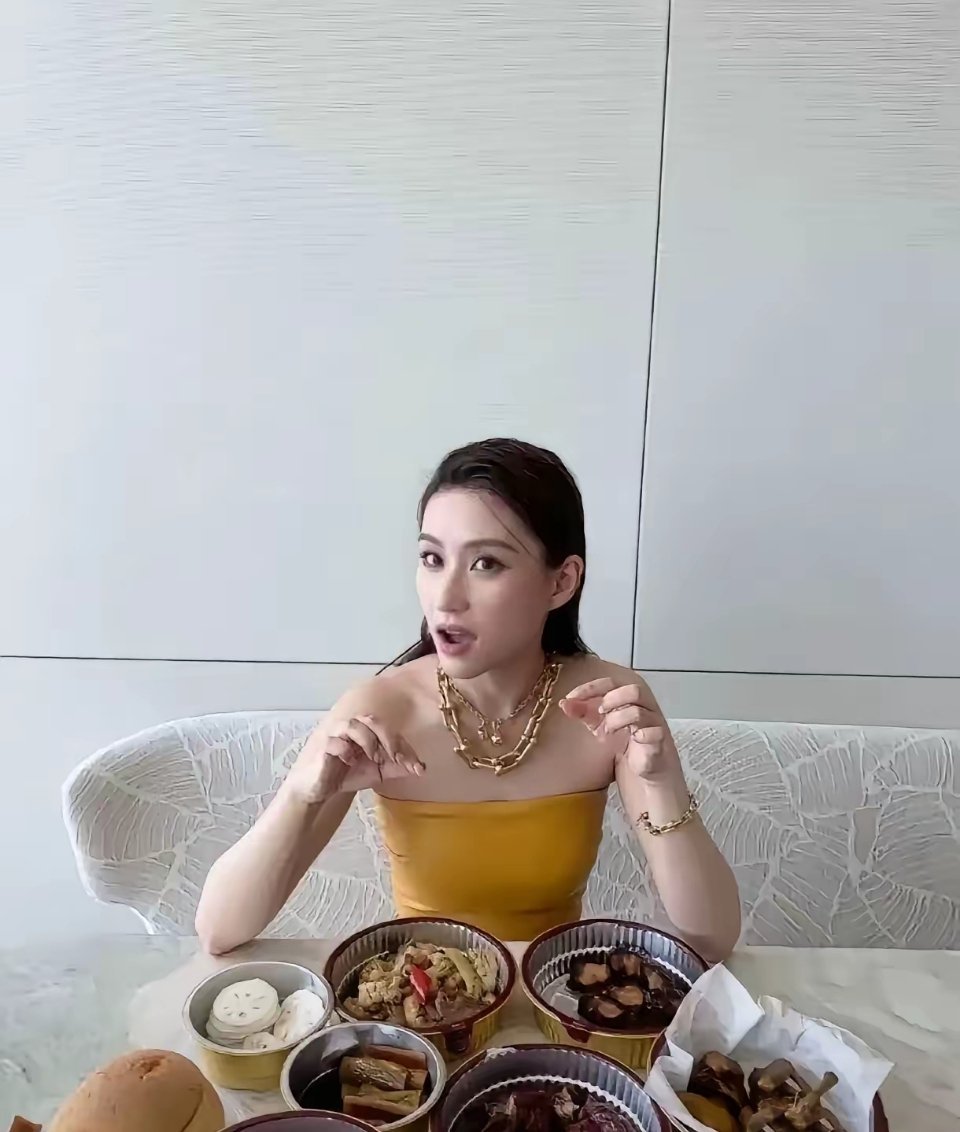 何超莲的下午茶真的挺奢侈，贫穷限制了我的想象。我只认出了藕片，还有面包，其他的有认识的吗？ ​