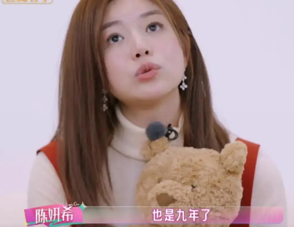 离婚后的陈妍希，并没有去投靠台北的娘家。而是在北京买下了300平米的豪宅，独自一个人带着儿子，在内地生活。这套房子拿下没多久，陈妍希就把日常重心全部挪到了工作上，录综艺、拍戏，两头连轴转，儿子的吃喝拉撒，交给了跟了九年的保姆。
 
早晨六点半，闹钟还没响，陈妍希已经醒了。她轻手轻脚下床，推开儿子房间