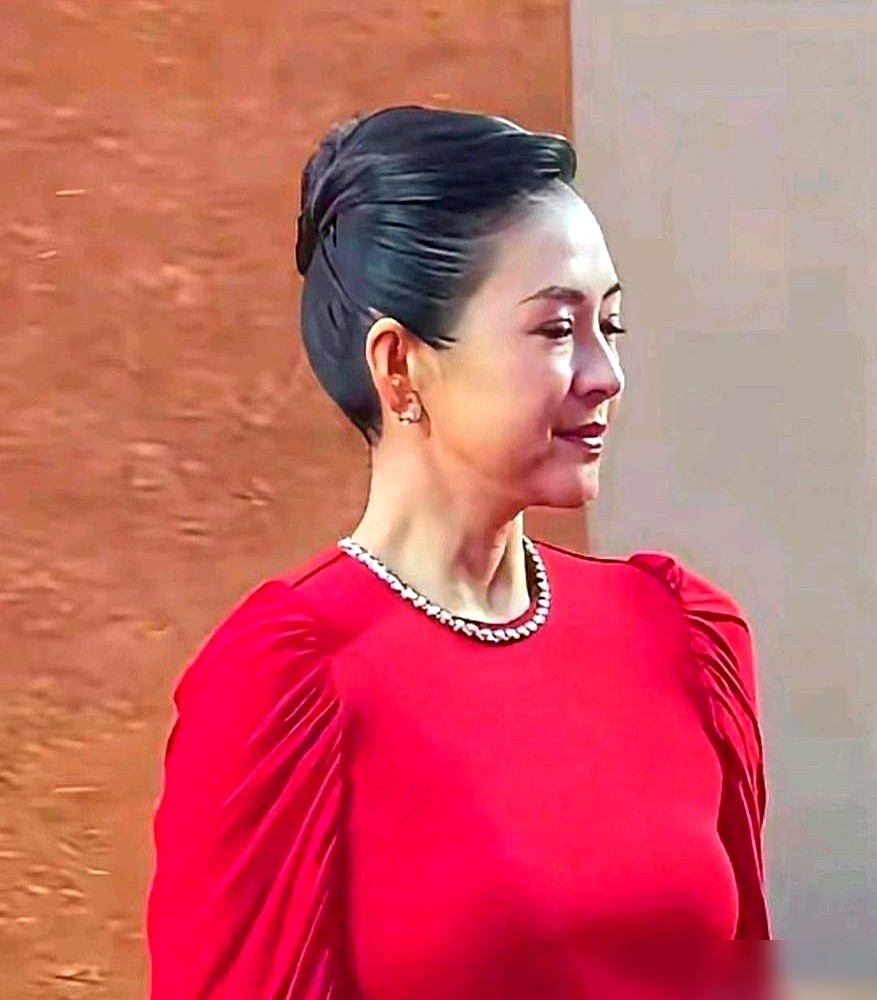 45岁章子怡增重20斤，高清镜头直接怼着脸拍，皮肉松了，腰上也有赘肉了。结果评论区没翻车，反而都在夸她狠。
现在内娱谁还敢这么折腾？贾玲为了《热辣滚烫》先吃胖40斤再甩掉100斤，胡杏儿从95斤硬塞到140斤，邓超两个月暴瘦40斤，虚弱到嚼东西都没力气。张译更绝，两个月不碰碳水，就为了那张饿出来的