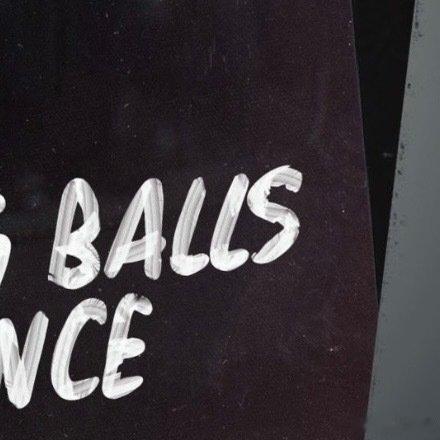 詹姆斯经典的卡塞尔舞步，也就是“The Big Balls Dance”，因为带有不雅暗示被NBA明令禁止，老詹当年打进绝杀后做出这个庆祝动作，直接收到联盟罚单。#NBA##NBA[超话]# ​