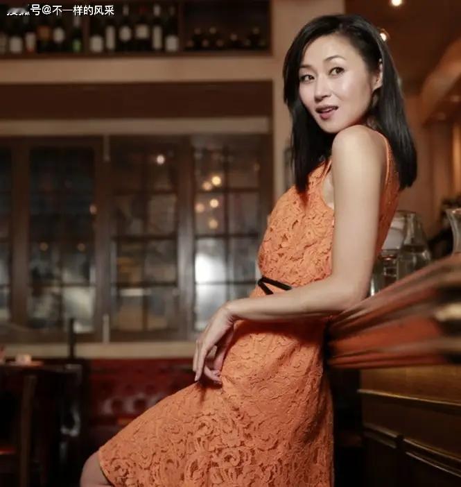 万绮雯重新少女光辉，身穿橘红色蕾丝连衣裙秒变邻家姐姐！万绮雯：“香港第...