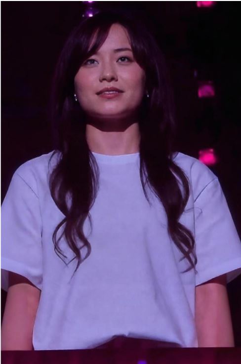 结婚年份更正后重发：
不见庐山真面目，王冠和郝雷夫妇什么样？
音乐人物简要：
王冠，音乐人，1983年9月14日出生于上海，毕业于西安音乐学院声乐系通俗专业，长期与刀郎合作11年，担任刀郎“谢谢你”巡演声乐指导，和声组员。代表作《宋彩莲》，现任北京现代音乐学院教师，等。

婚姻：王冠与郝雷相恋 ​