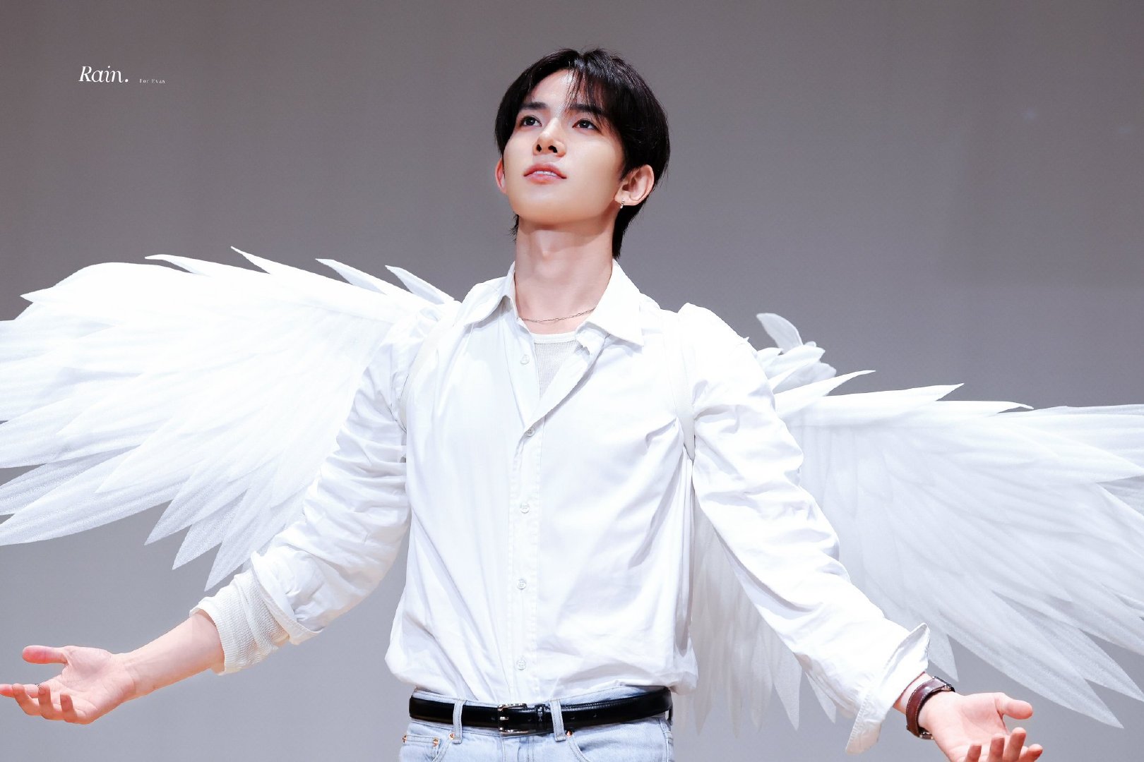 #李羲承# [抱抱]#李羲承solo顺利# 
【蓝🕊】260917 Music Plant签售

🪽

Cr.RAIN011015
———————♡———————
❤️‍🔥新专信息汇总
🫳🏻羲之所向•爱赴永恒
🧭入坑指南 
🧎小鹿园招新 ​