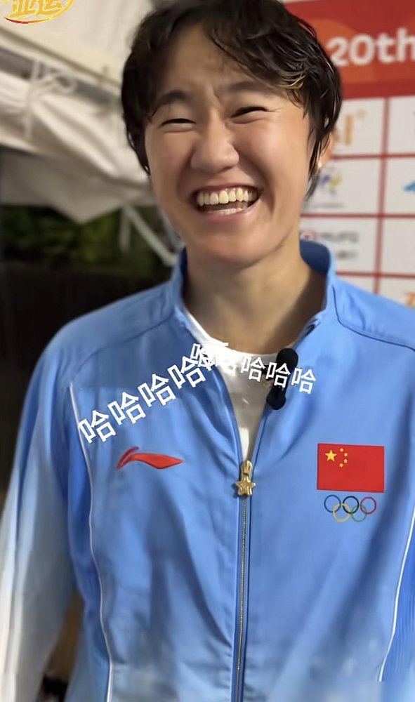 王曦雨：我相信帅姐（张帅）能进亚运会决赛！亚运会女单四强，中国占了两席，另一个是张帅。
半决赛她俩没碰上，王曦雨打菲律宾的伊埃拉，张帅那边先收拾了坂诘姬野。如果都赢，决赛就是内战，金牌银牌提前装兜里。
有意思的是王曦雨赛后的反应。她没怎么提自己这场球，反倒说“我相信帅姐能进决赛”。帅姐是张帅，3
