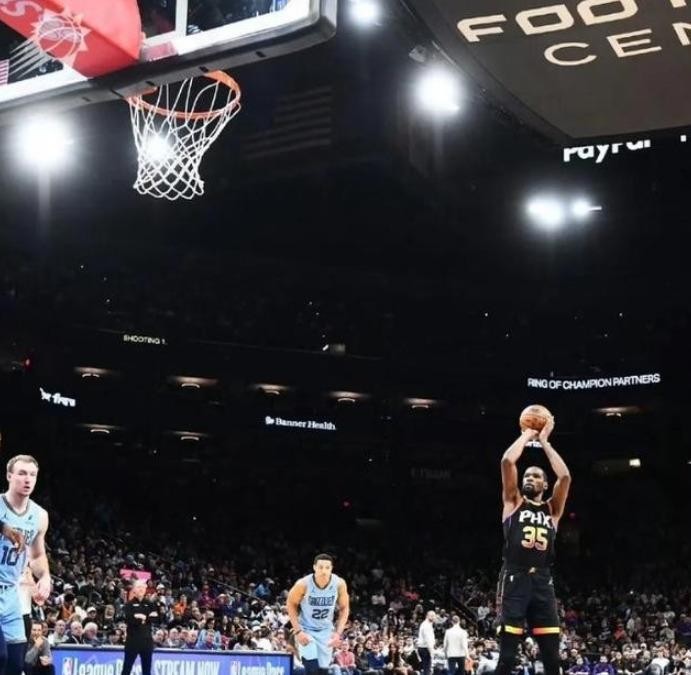 莫雷那条推文发出去七年了，NBA在中国还没缓过劲来。央视停播、腾讯撤单、二十多家赞助商连夜跑路，萧华自己都承认一年损失不到四亿美元。但真正要命的不是这笔账，是人心变了。以前球迷打开电视就看NBA，买球衣眼都不眨，现在下意识换台，觉得没必要了。为什么？因为NBA踩的不只是商业红线，是中国人心里那条底线