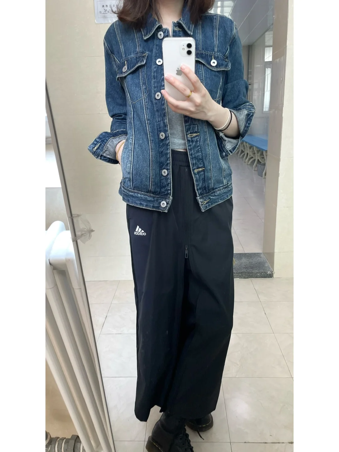 穿牛仔和adidas裙裤！