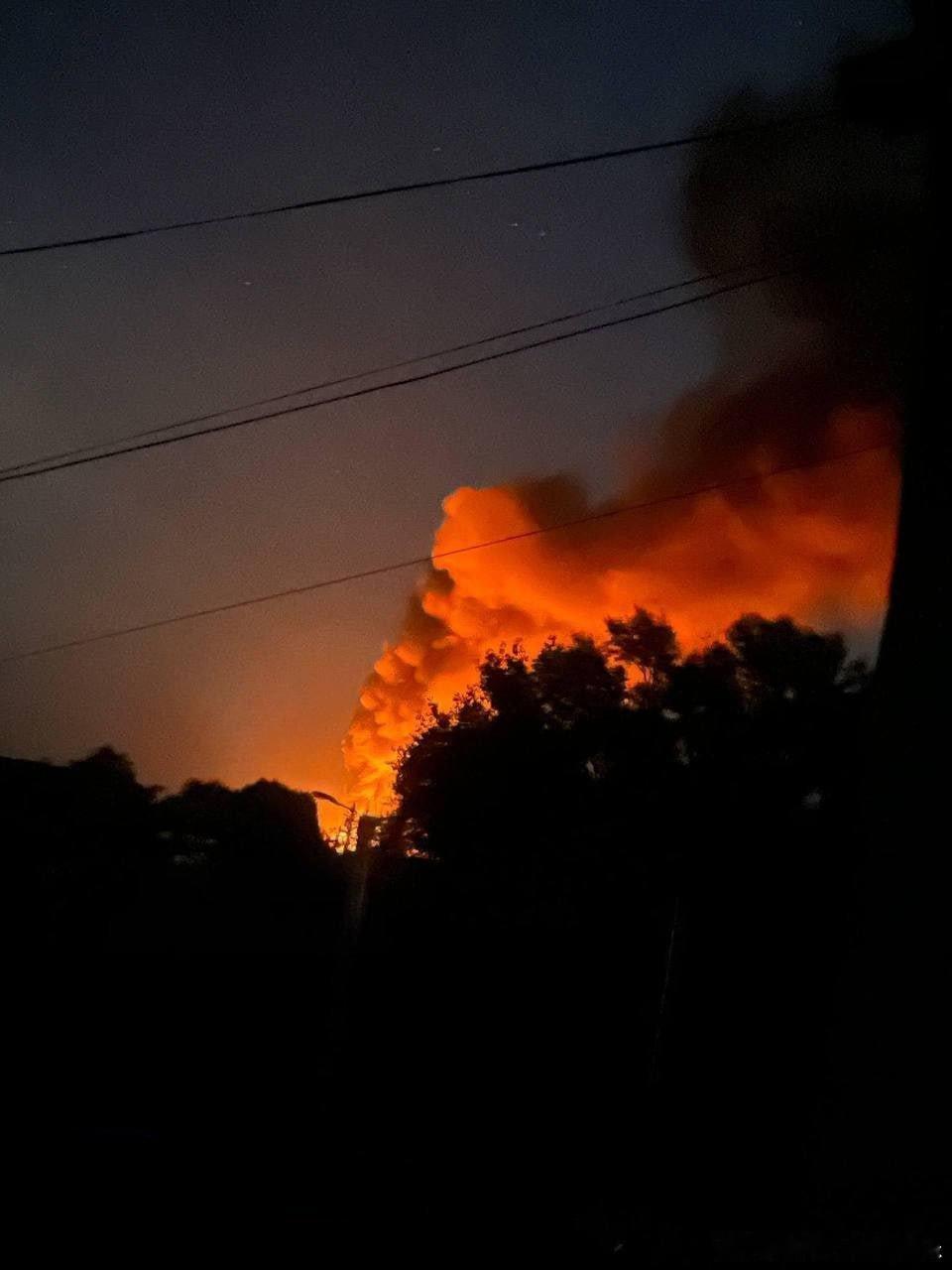 俄占的卢甘斯克市市区发生爆炸。乌克兰无人机击中目标，现场可见起火。初步消息显示，遭袭目标可能是一处变电站或铁路基础设施。
#俄罗斯32座最大炼油厂中28座遭袭##特朗普要求乌克兰停止攻击俄炼油厂# ​