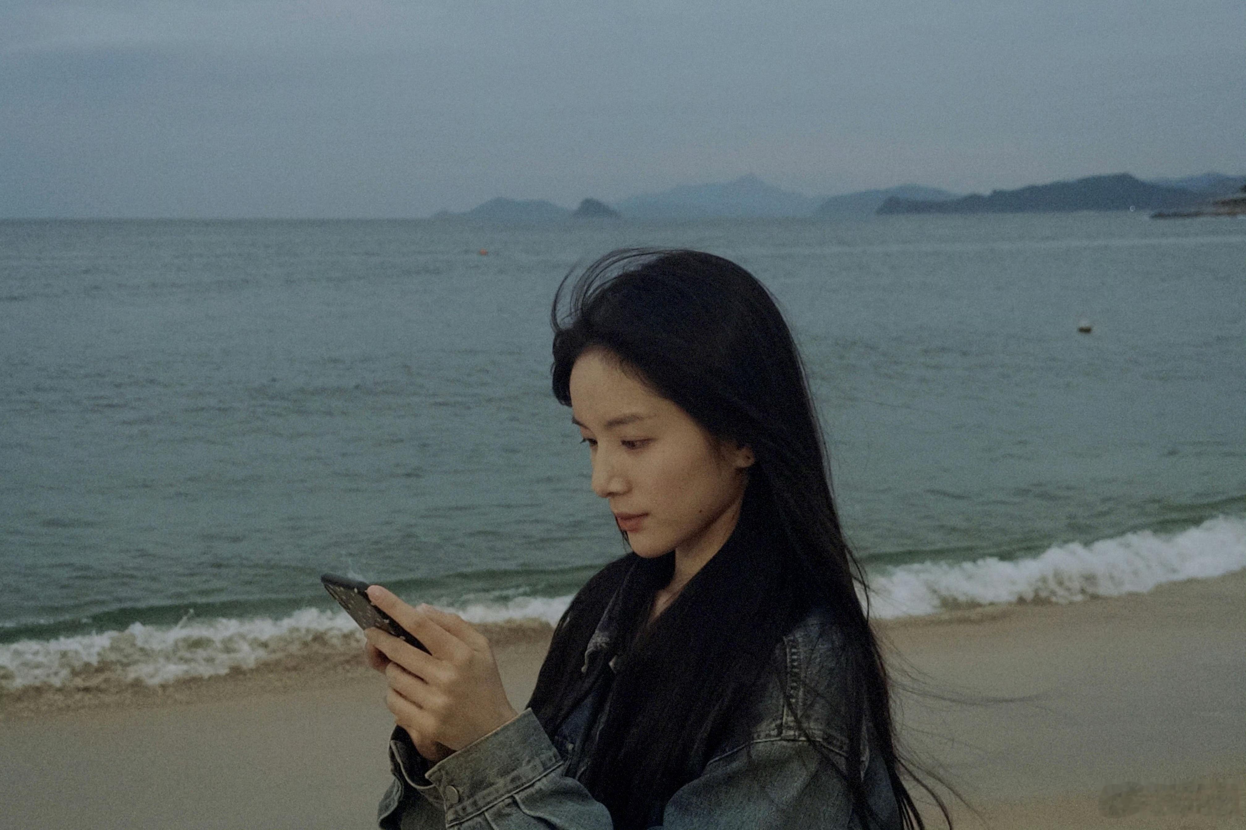 李思潼在海边的时刻🌊

不加修饰的青春原生感，海风吹拂，舒展自在。 ​