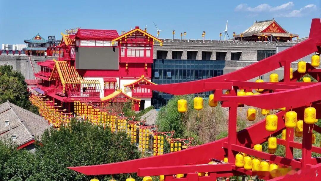 【天津又一文旅项目，即将亮相！】#便民服务# 作为滨海新区盘活城市存量空间、提档升级文旅品质的重点项目，东方卫城目前建设进入收尾阶段，景观工程基本完工，外立面施工有序推进，整体园区风貌已全面呈现。项目立足深挖本土人文底蕴，打造都市型、年轻态、体验式国风休闲度假区，补齐滨城特色文旅业 ​