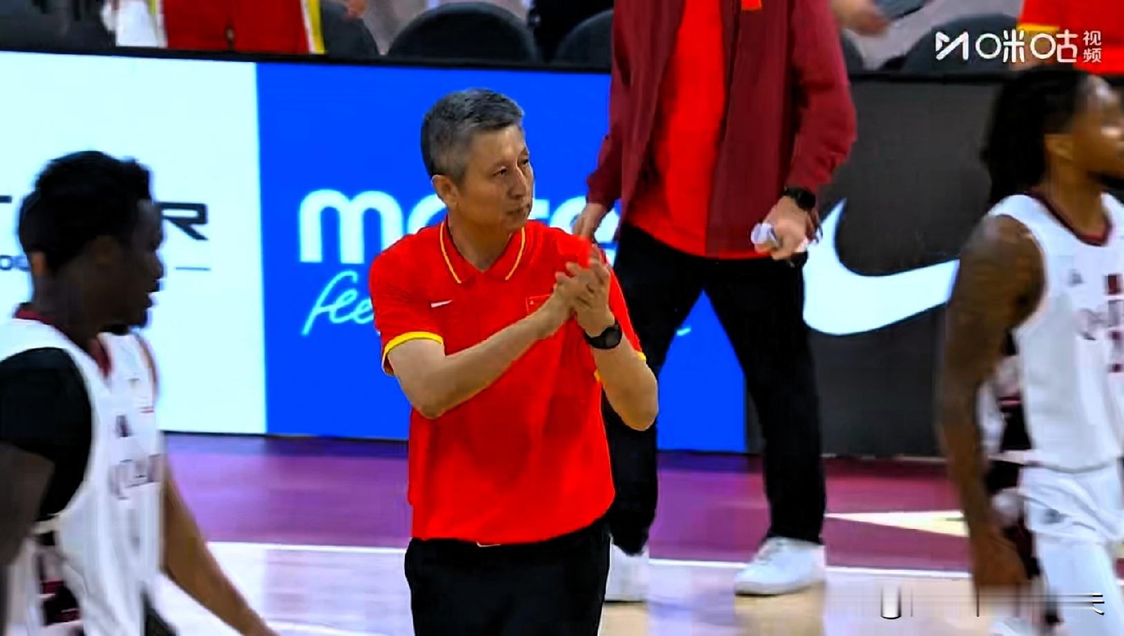 杨毅点评卡塔尔主场哨：获益明显，至少4个2+1没吹出来，赵继伟5分钟3犯，对手单节仅2犯，男篮却犯满；郭士强鼓掌喝彩！杨瀚森在短时间贡献高光，4.7秒压哨两分，出场4分钟，一度让卡塔尔没得分，带领中国队打出12-1！

男篮首发：赵继伟、贺希宁、朱俊龙、赵嘉义、胡金秋，媒体人直言：在西亚，和卡塔尔打