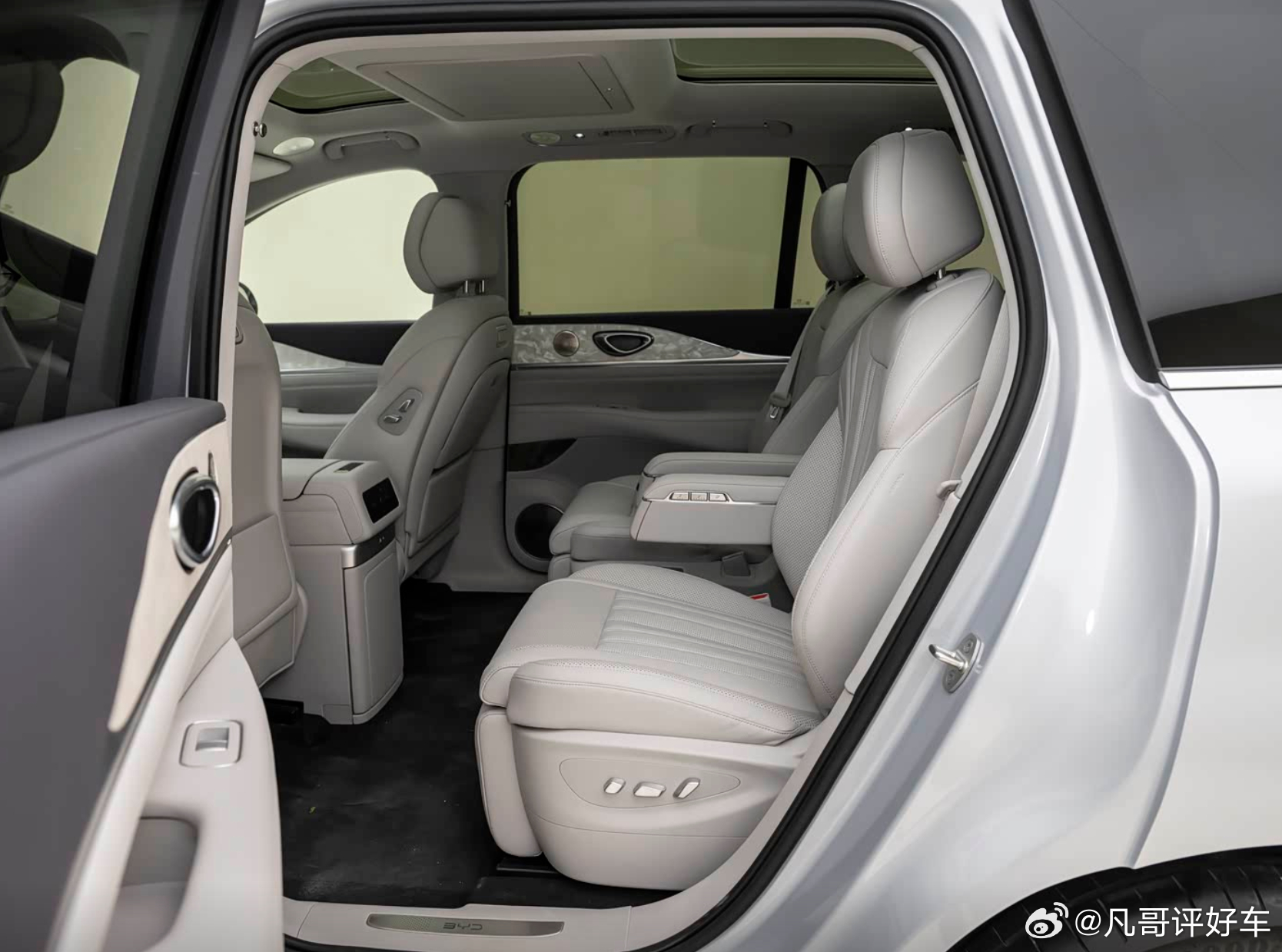 比亚迪海狮08来了，定位中大型SUV，纯电续航达900km。

作为海洋网的旗舰SUV，海狮08的变化有点大。首先外观上采用了最新家族化的设计语言，前大灯和尾灯波浪形的设计，强化了海洋网的属性，也跟海豹08的设计了保持一致。

整体造型也偏向方正稳重，看着大气，跟以前的海洋网车型区别真的挺大的。

海 ​