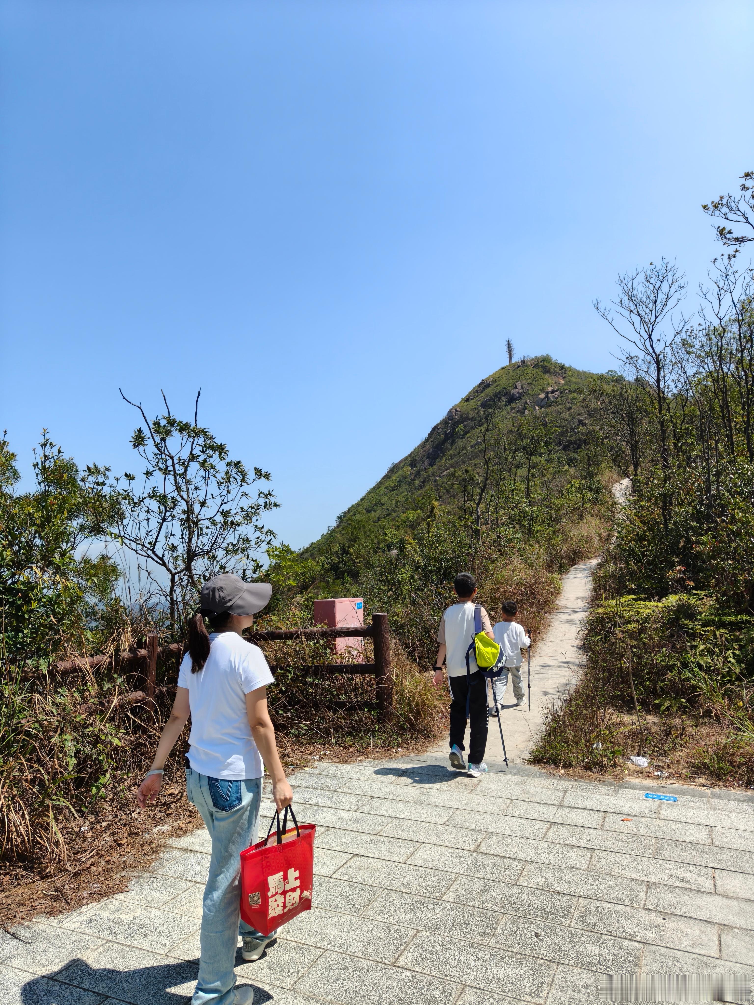 开学日常，昊铂相伴亲子出行路
#好友玩昊车 ##广汽昊铂##昊铂开学出行季##神兽归笼# 

暑假唰一下就收尾了，神兽归笼，日子又回到接送上下学、赶兴趣班的固定节奏。好在有昊铂当专属座驾，跑前跑后都踏实。
后排空间够敞亮，娃坐进去能舒舒展展，路上叽叽喳喳讲学校的新鲜事，遇上早高峰堵车也不闹腾。 ​