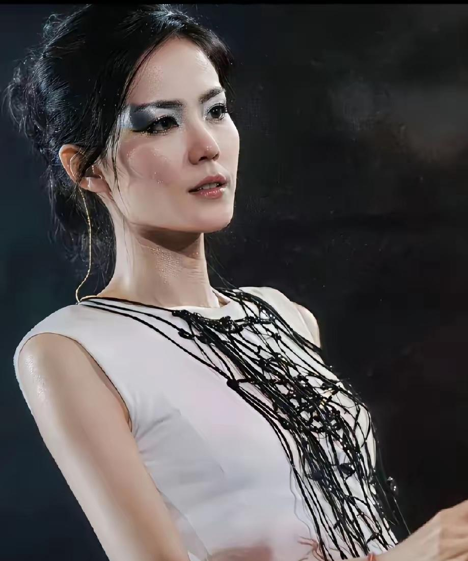 终于把谢霆锋和王菲这事儿看透了。 哪是什么“旧情难忘”，王菲这手“不刻意捆绑”的相处方式，才是真的把谢霆锋拿捏得死死的。

以前总有人说，谢霆锋当年放下为他生了两个儿子的张柏芝，转头就去找王菲，纯粹是图对方长得好看。现在回头看才发现，这事根本没这么简单。张柏芝年轻时也是港圈出了名的顶级神颜，比王菲小
