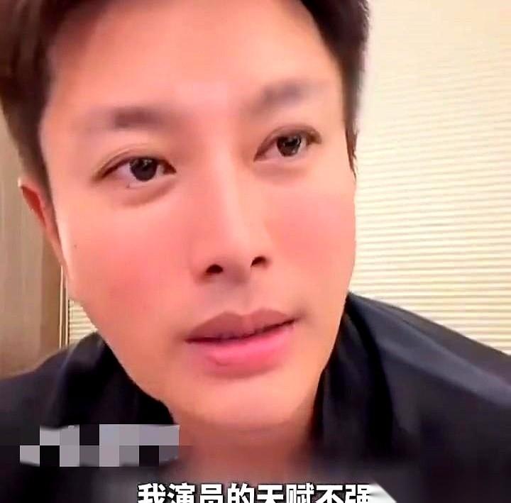 贾乃亮在直播里跟网友交了底，直言自己现在无戏可拍。

起因是有网友问他：都赚够了，为什么还不停播？他没绕弯子，说自己演员天赋不高，影视行业不好干，岁数也卡住了，上演长辈演不了，下演偶像够不着，所以踏踏实实把直播当成一份工作来做。

他的履历其实不差。北电表演系毕业，2002年靠《北京假日》入行，第二