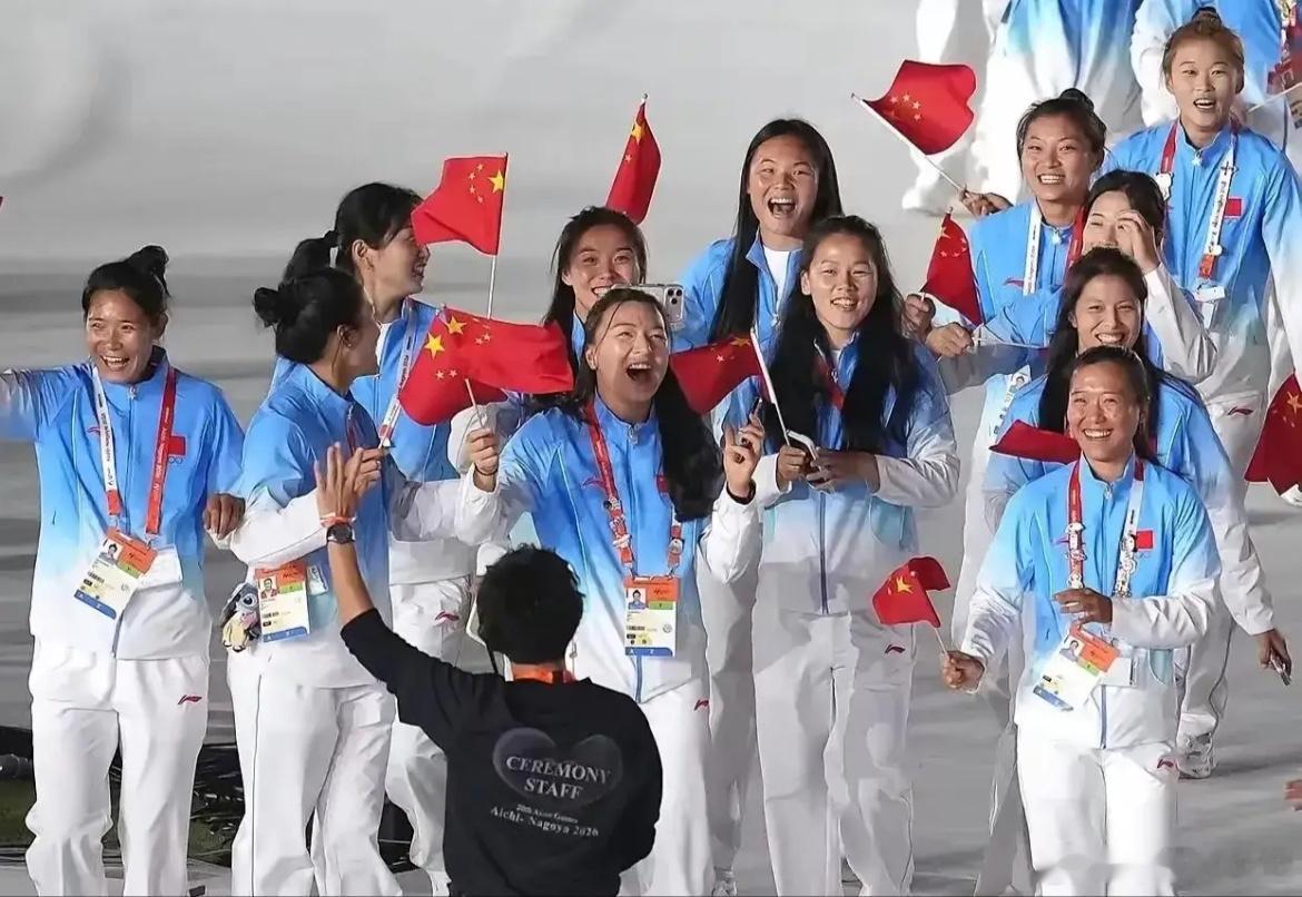 名古屋亚运会闭幕式，中国代表团一出场，我愣住了。

不是因为金牌，而是那个画面——没有专属方阵，各国运动员混在一起入场。中国健儿一身统一着装，走在人群中，步态松弛，笑容舒展。那一刻突然觉得：这才是大国该有的样子，不靠排场，靠底气。

说实话，这种“混着走”的入场方式，放在以前我可能还 ​