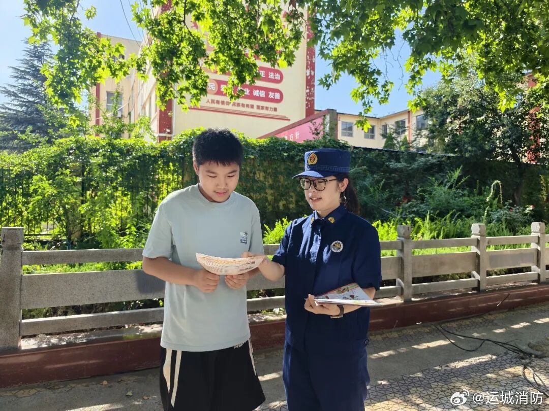 #开学第一课# 近日，河津经济技术开发区消防救援大队深入辖区周边中小学，开展开学前专项消防安全宣传活动，面向在校师生及周边群众普及日常防火常识、初期火灾扑救、火场逃生自救、119规范报警等实用消防知识，以接地气的宣讲方式营造“人人懂消防、人人重安全”的校园安全氛围。​
