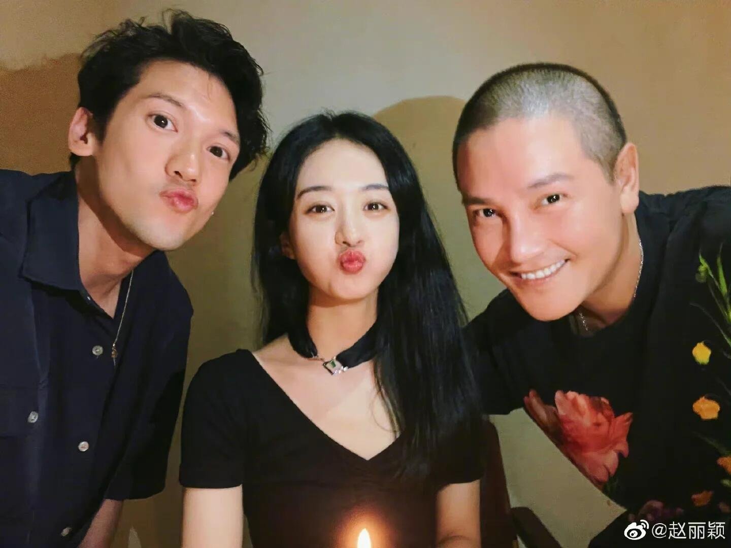 #丁子峻赵丽颖越来越像##丁子峻和赵丽颖兄妹相# 翻完两人14年的互动瞬间被戳中，每次同框的笑容弧度几乎重合，朝夕相处的兄妹感根本藏不住。 ​