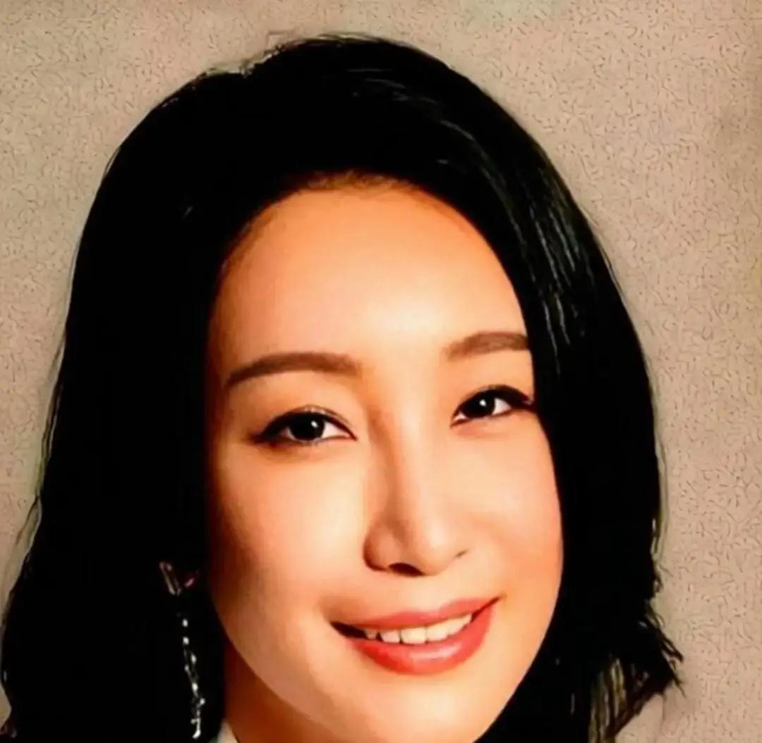 秦海璐在镜头前突然对着郭麒麟冒出一句“我给你生个弟弟吧”，直接把坐在旁边的郭德纲架在火上烤。
这种话在公开场合说出来，换个脑子转得慢的年轻人，估计当场就得懵掉。接也不是，不接也不是，怎么回都容易让人想歪。
当时满场人的眼光全齐刷刷转向郭德纲，气氛肉眼可见地绷紧了。
结果郭麒麟的膝盖比嘴还快。