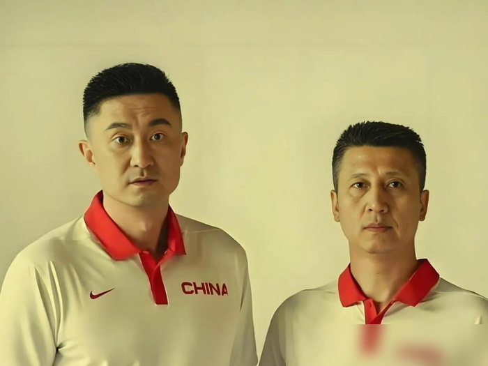 杜锋带中国男篮三年，21场硬仗赢下15场，胜率71.4%。世预赛8胜2负，就输过澳大利亚两场，打亚洲队一场没丢。打日本四次，106比73都干出来过。
结果呢？篮协一句主教练必须专职化，他舍不得广东宏远，2022年11月16日，帅位没了。
最后一场带完，加时险胜锁定世界杯门票，他说恭喜中国男篮顺利